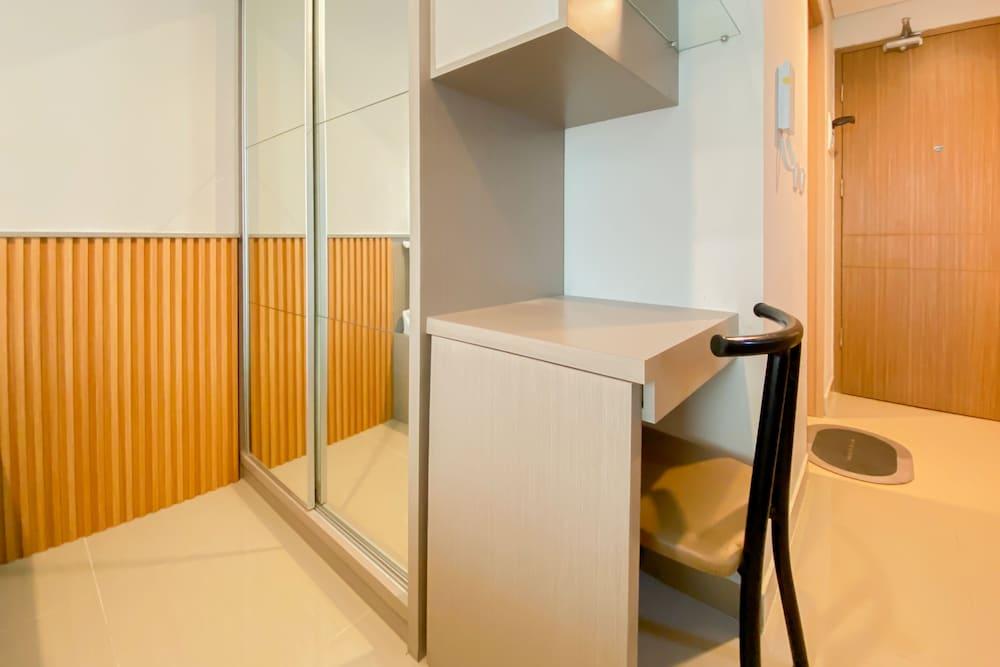 Cozy Stay Studio At Tamansari Iswara Apartment