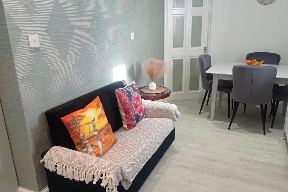 Apartment - Sleeps 4 - Parking - Wifi