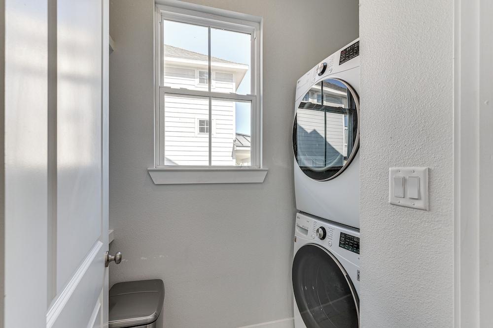 Galveston Home w/ Decks + Views, Walk to Beaches!