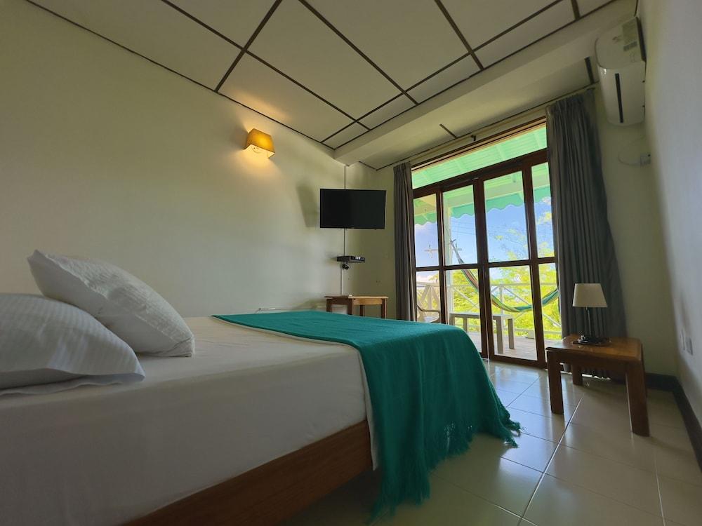 South West Bay Cabañas