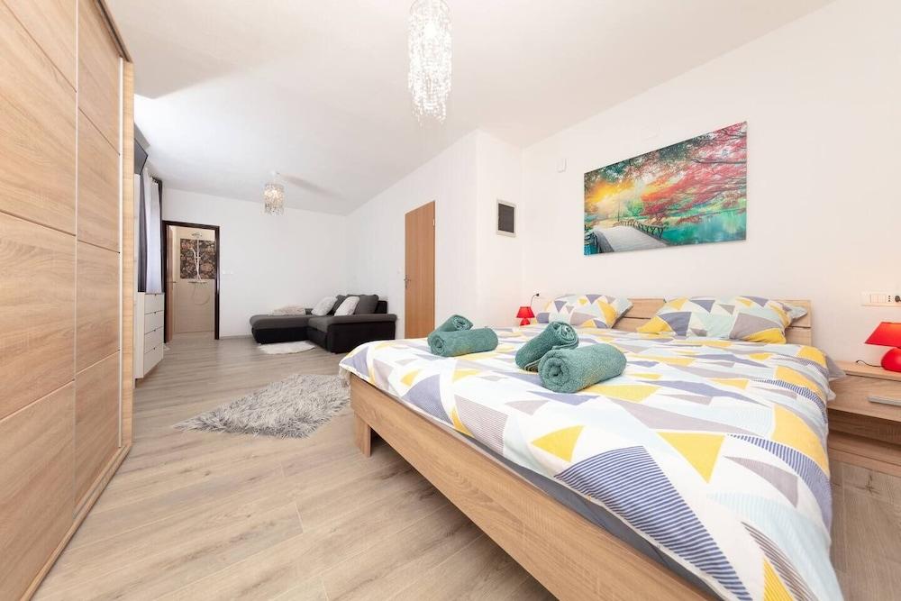 Berto - With Pool - H