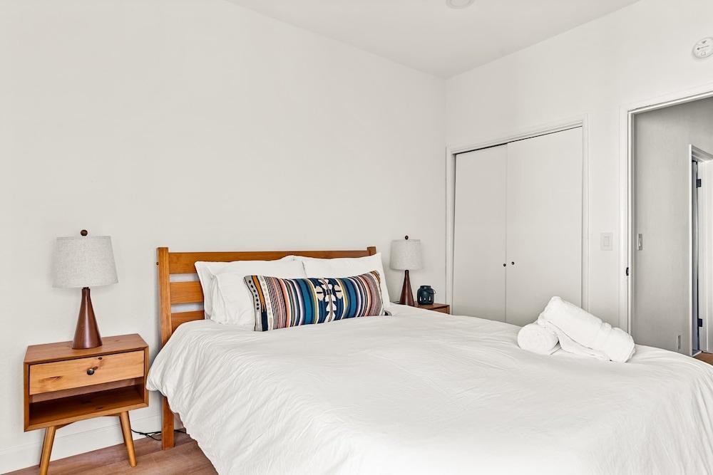 The Fancy Fox Stunning 4 BR Retreat, Min to Lake