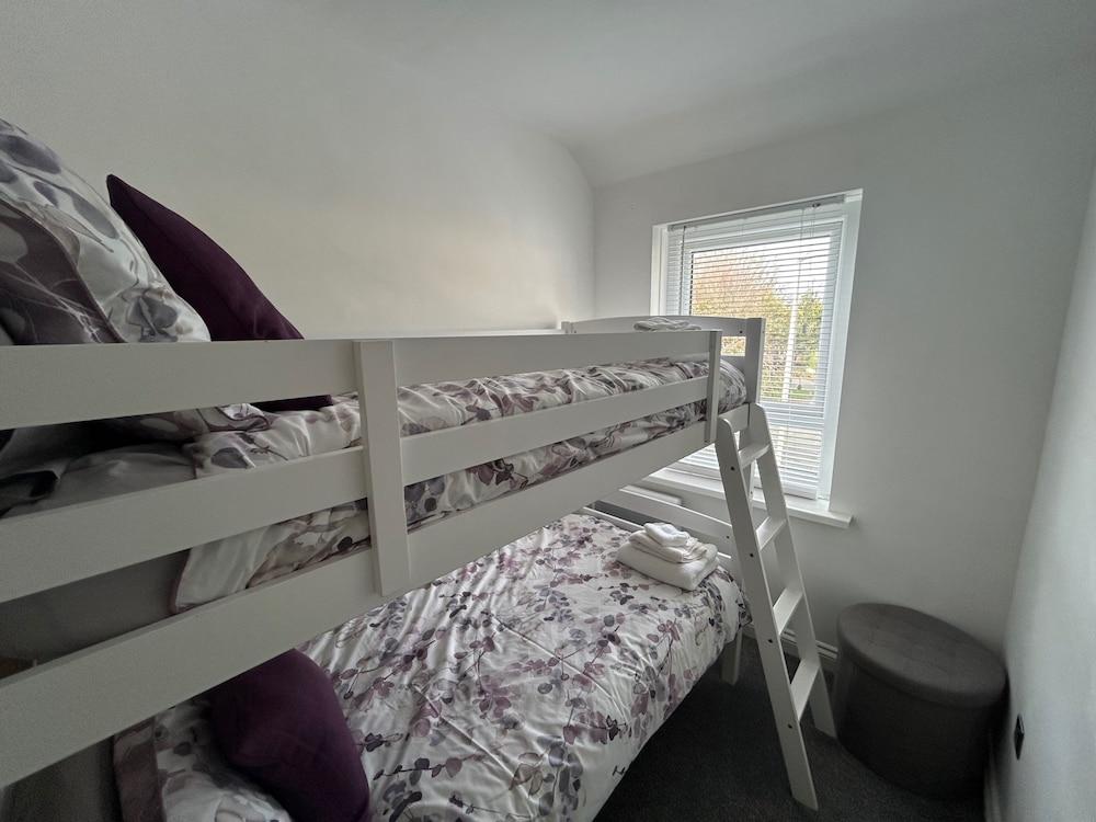 Captivating 2-bed Apartment in Tenby