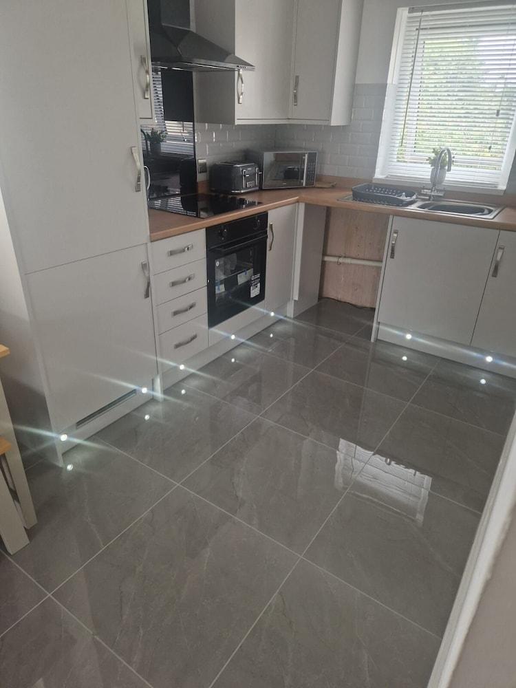 Captivating 2-bed Apartment in Tenby