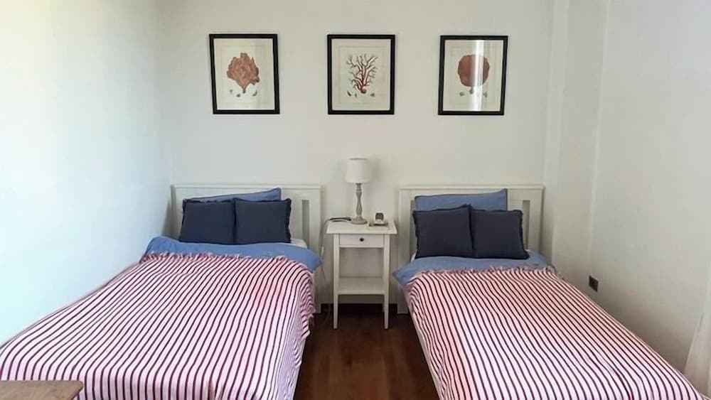 Tuscan Villa 5mins From Beach, Sleeps 8, ev Point