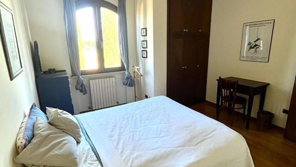 Tuscan Villa 5mins From Beach, Sleeps 8, ev Point