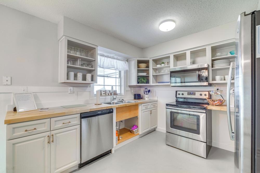 Crystal River Home: 2 Mi to Three Sisters Springs!