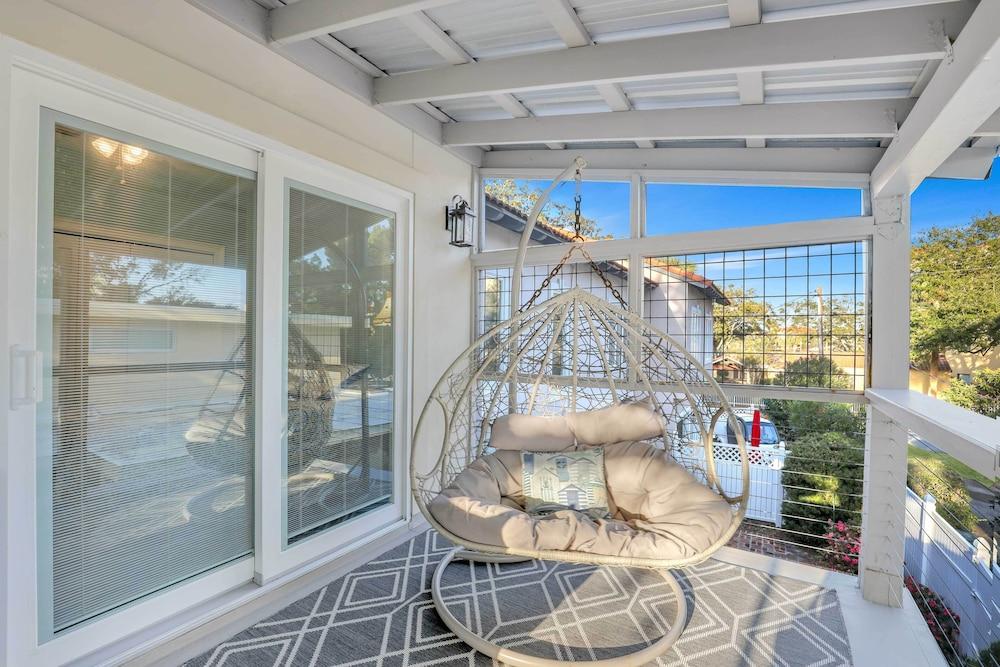 St Simons Island Townhome w/ Balcony + Ocean View!