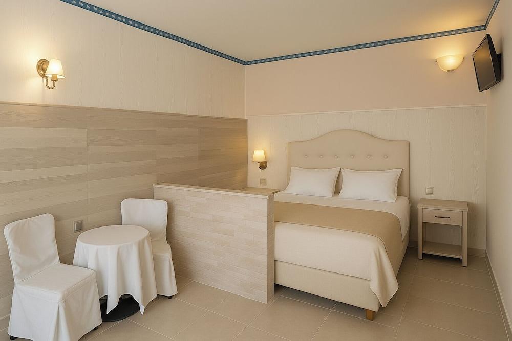 Villa - Sleeps 10 - Pool - Garden - Parking