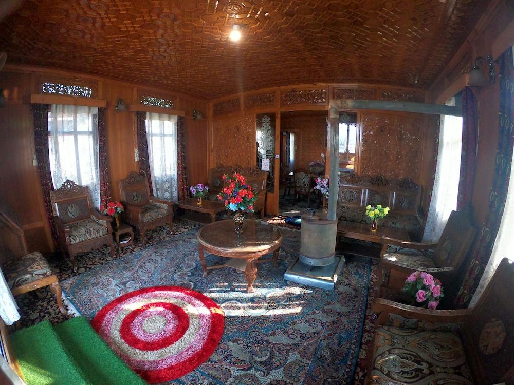 Goona palace houseboats