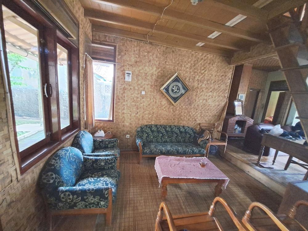 OYO 93656 Villa Cassanova Syariah