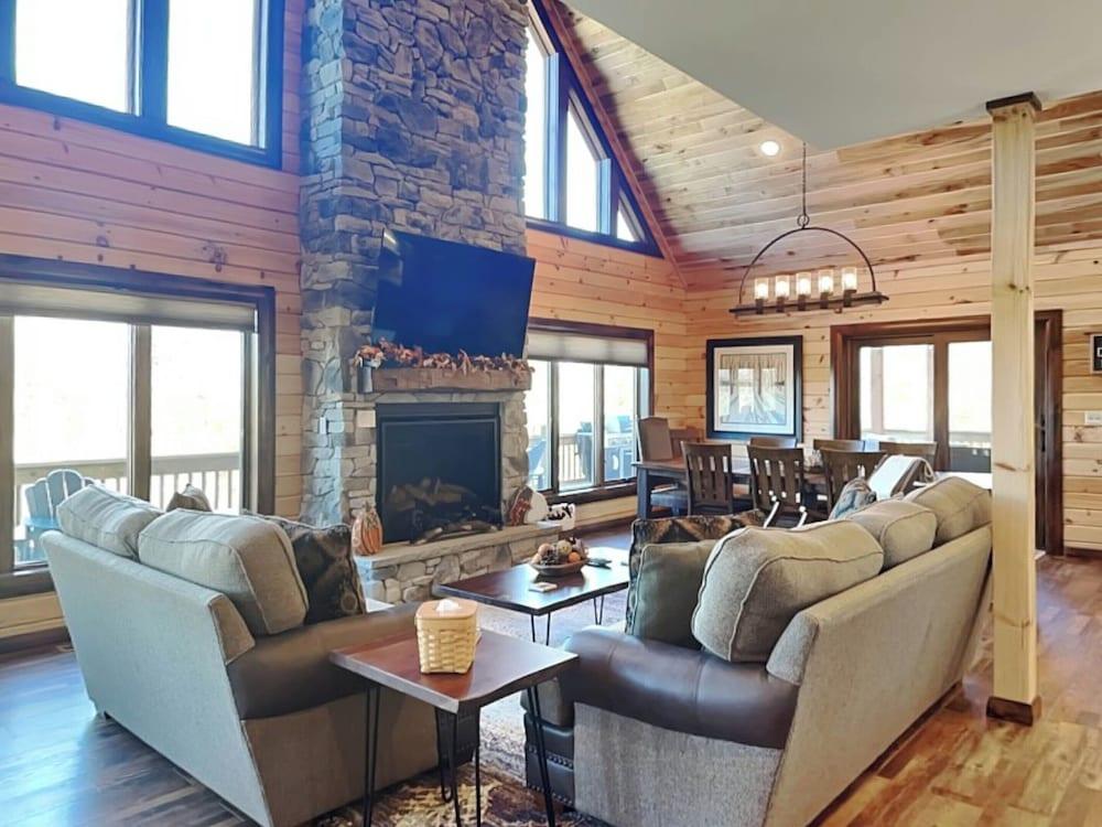 Mama Bear Lodge by Taylor Made Deep Creek