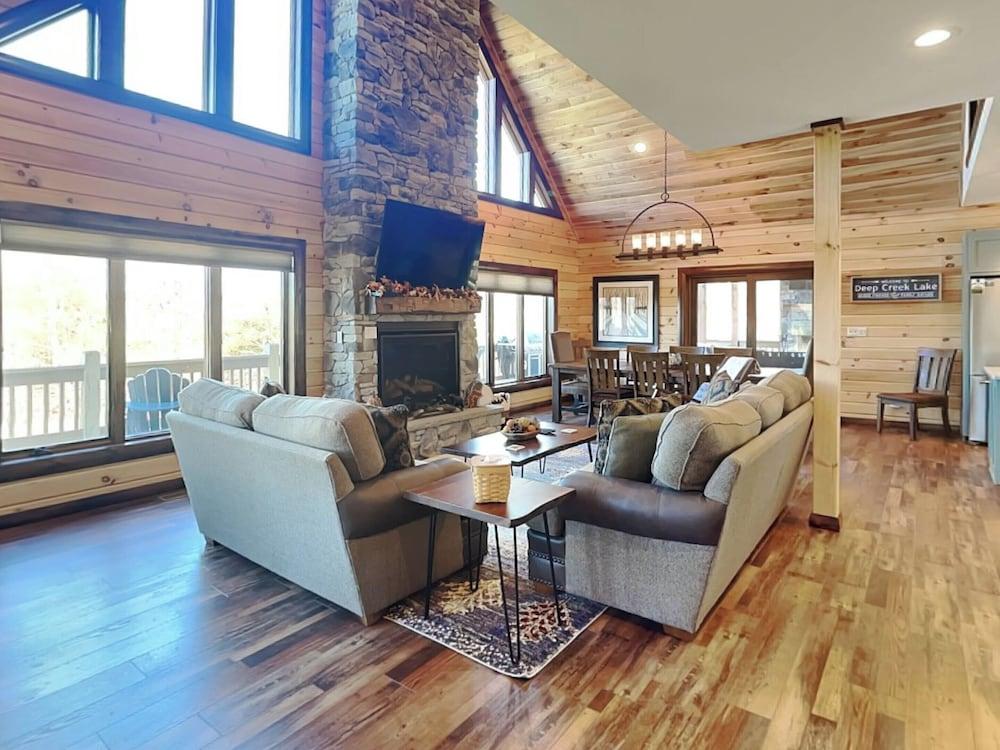Mama Bear Lodge by Taylor Made Deep Creek