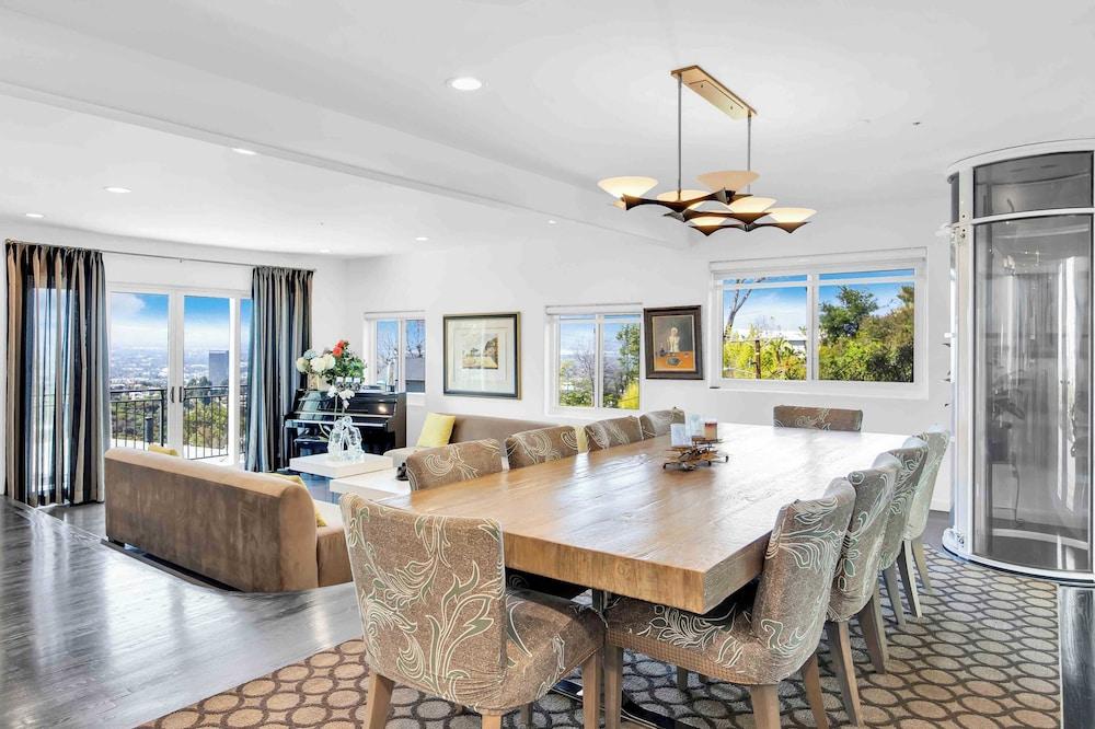 Pacific View by Avantstay Original Artist's Home