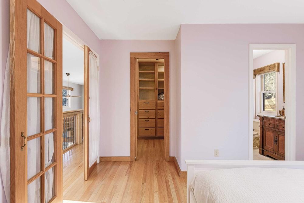 Red Cedar by Avantstay Cabin w/ Hot Tub + Views!