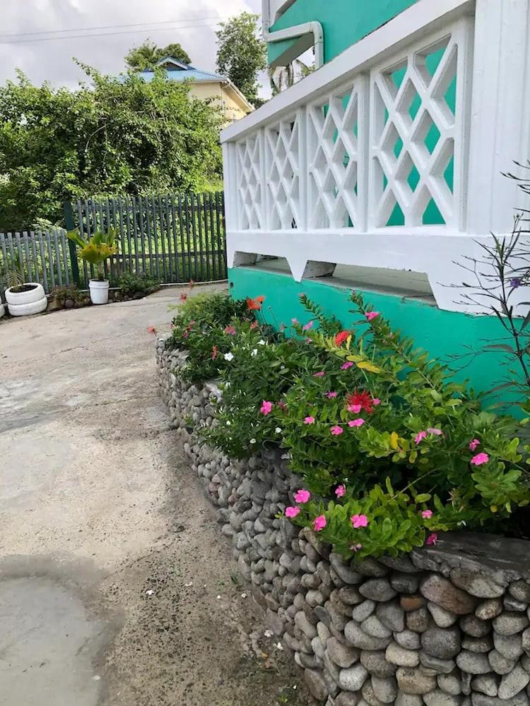 Family Friendly 2-bedroom Apartment in Vieux Fort