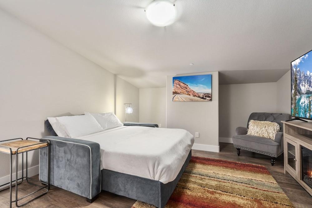 Elegant Oasis - Fireplaces, King Beds, Mtn Views!