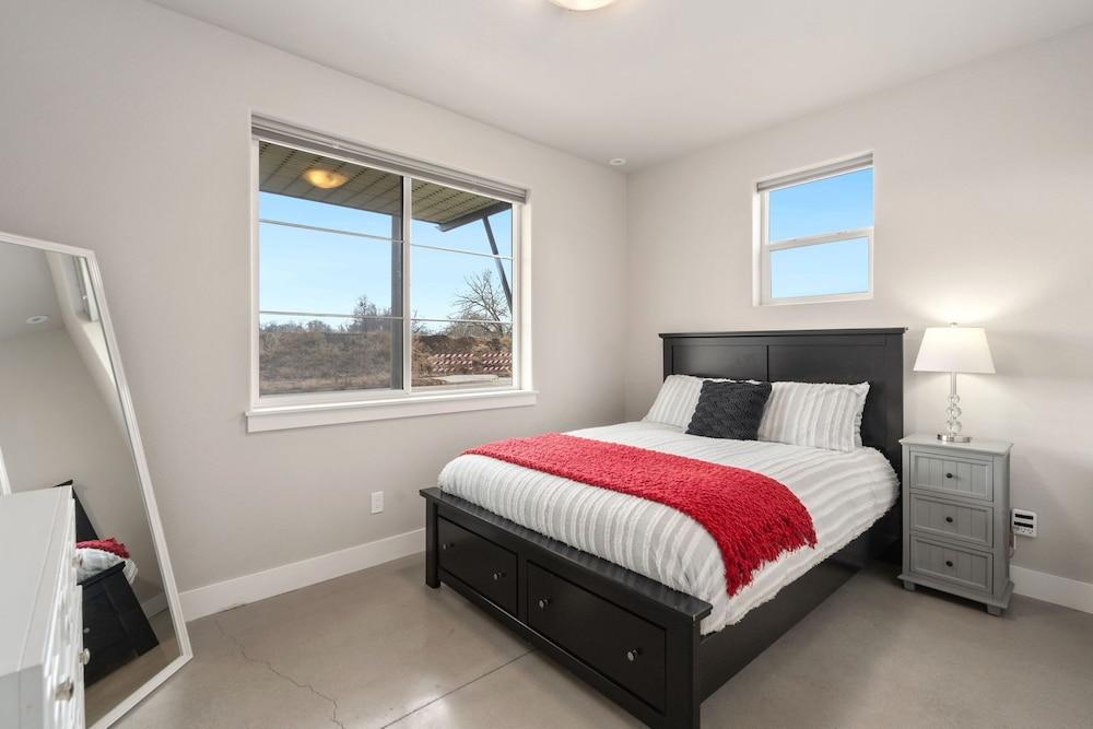 Elegant Oasis - Fireplaces, King Beds, Mtn Views!