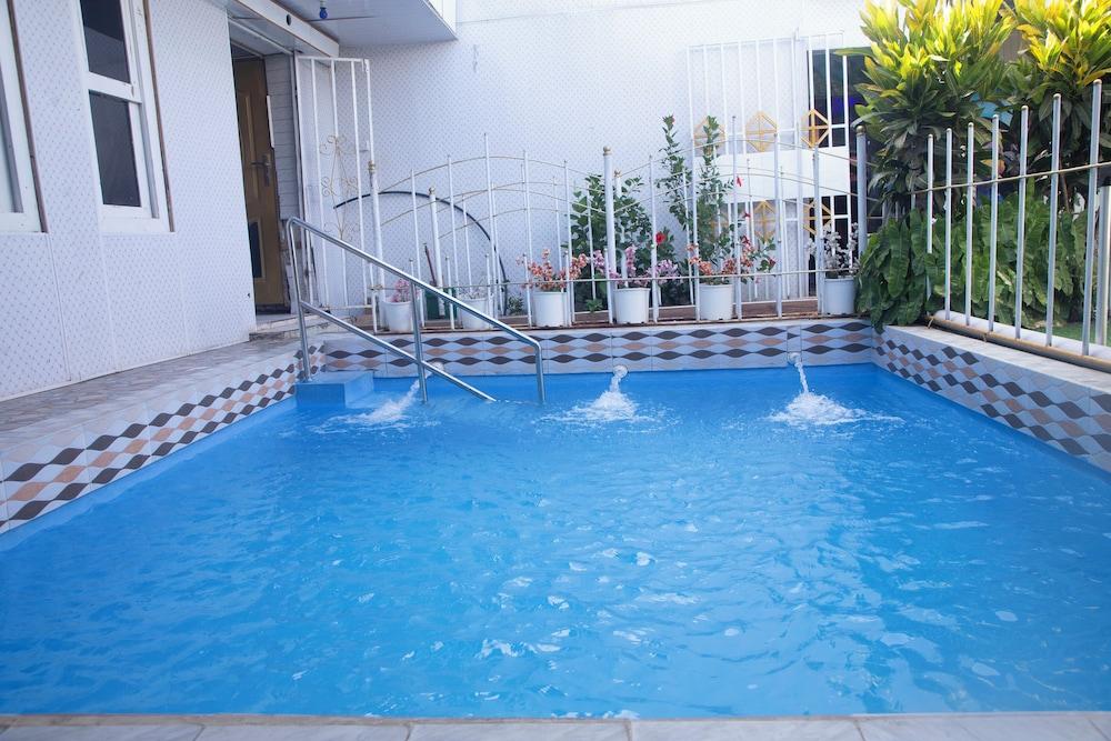 AFRIKANDO ROYAL CASTLE