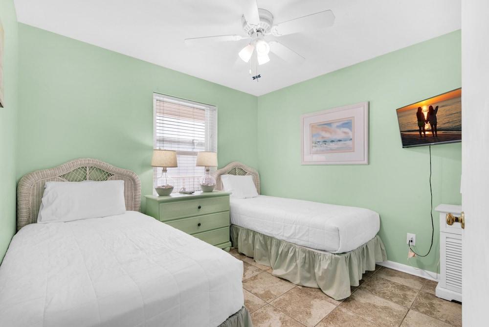 Poolside Villas #302- Harry's Beach House