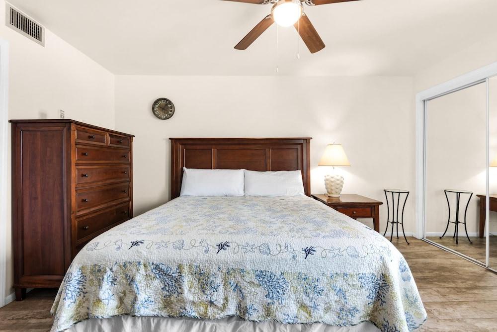 Holiday Surf and Racquet Club 707