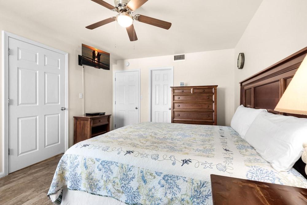 Holiday Surf and Racquet Club 707