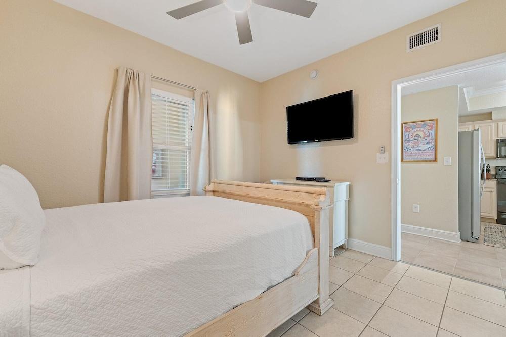 Crystal Shores West 902