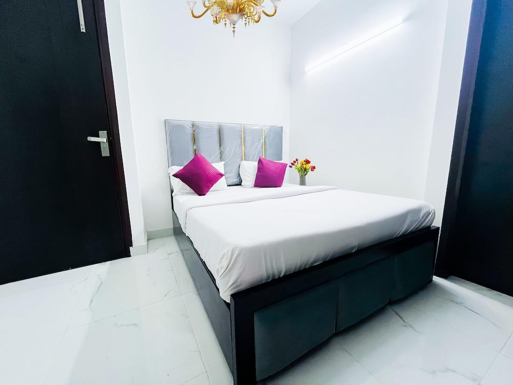 Roomshala 160 Hotel Red