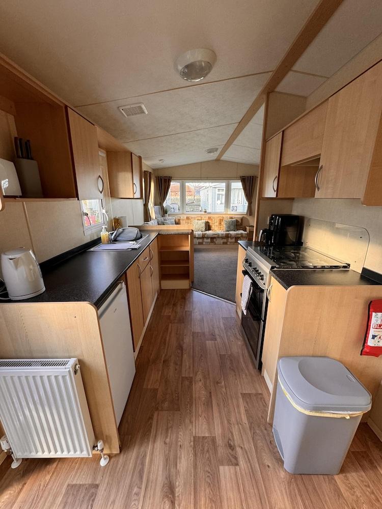 3 Bed Caravan - Sleeps 8 - Pet Friendly, Parking