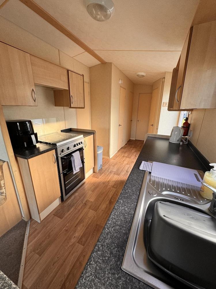 3 Bed Caravan - Sleeps 8 - Pet Friendly, Parking