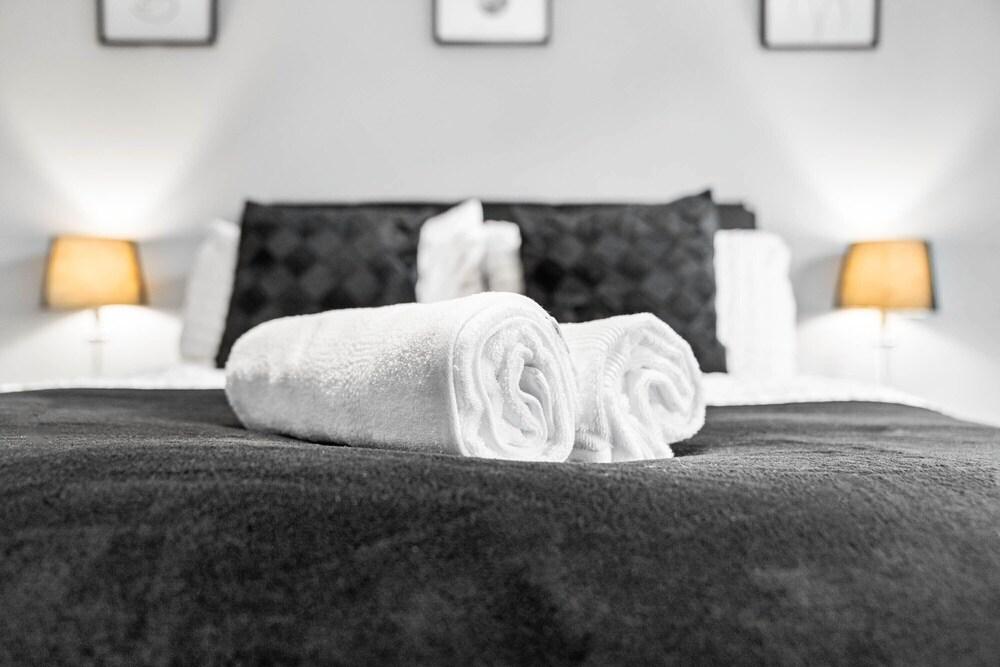 Hotel Comforts & Home Conveniences -sleeps 8