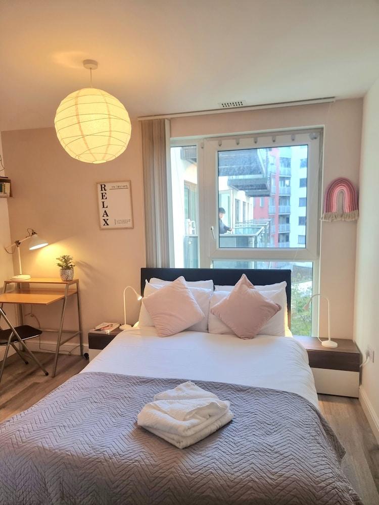 2-bed 2-bath Greenwich Apartment with balcony & lift