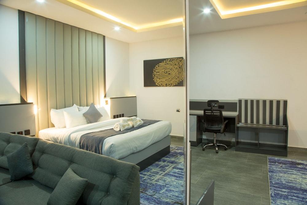 De Signature Tower Hotels & Suites