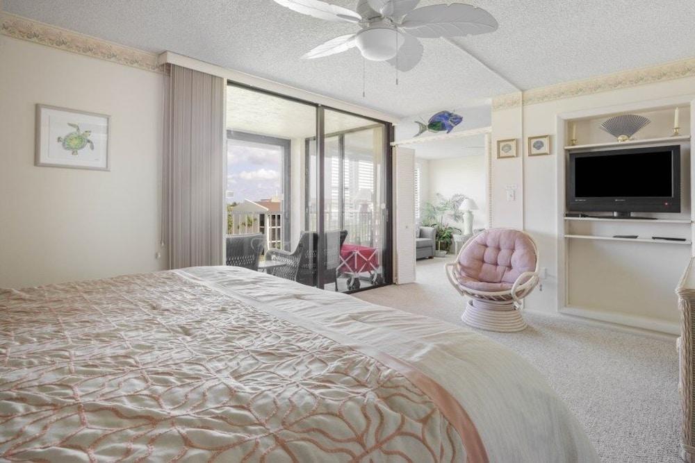 Loggerhead 424 2 Bedroom Condo by RedAwning