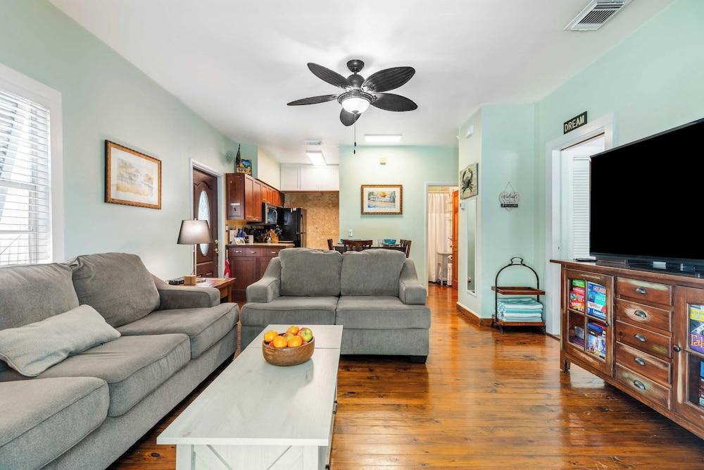 Prime Old Town Location w/ Pool, Walk to Duval Steet Blue Heron by Avantstay