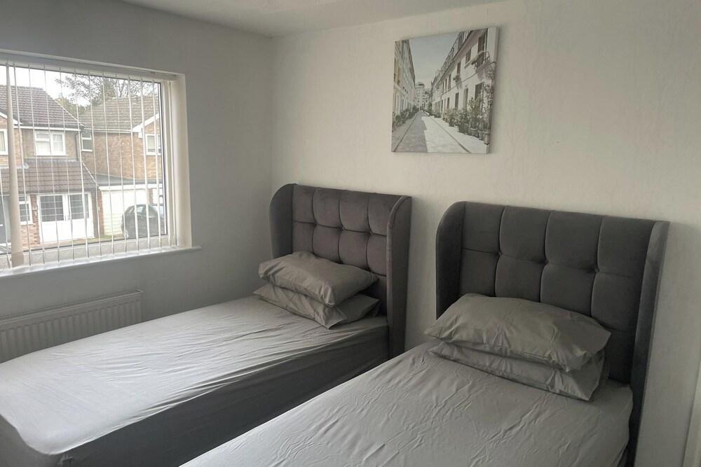 4 Bedroom House - Sleeps 6 - Garden, Bbq, Parking