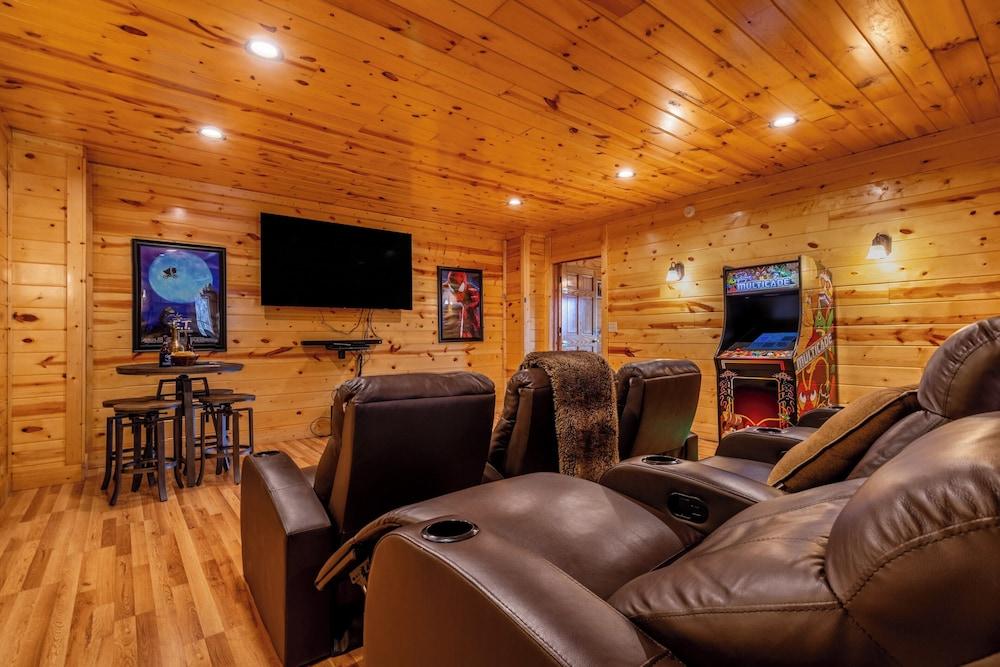 Misty Mountain by Avantstay Hot Tub, Mountain Views, Theater, Pool Table