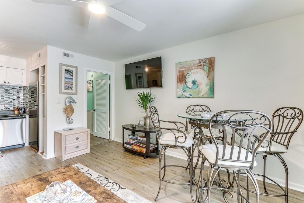 Hilton Head Island Condo w/ Coligny Beach Access!