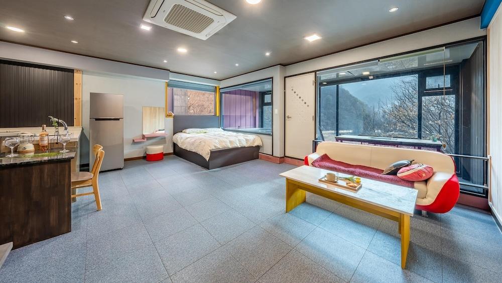 Gapyeong Poin Poolvilla Pension