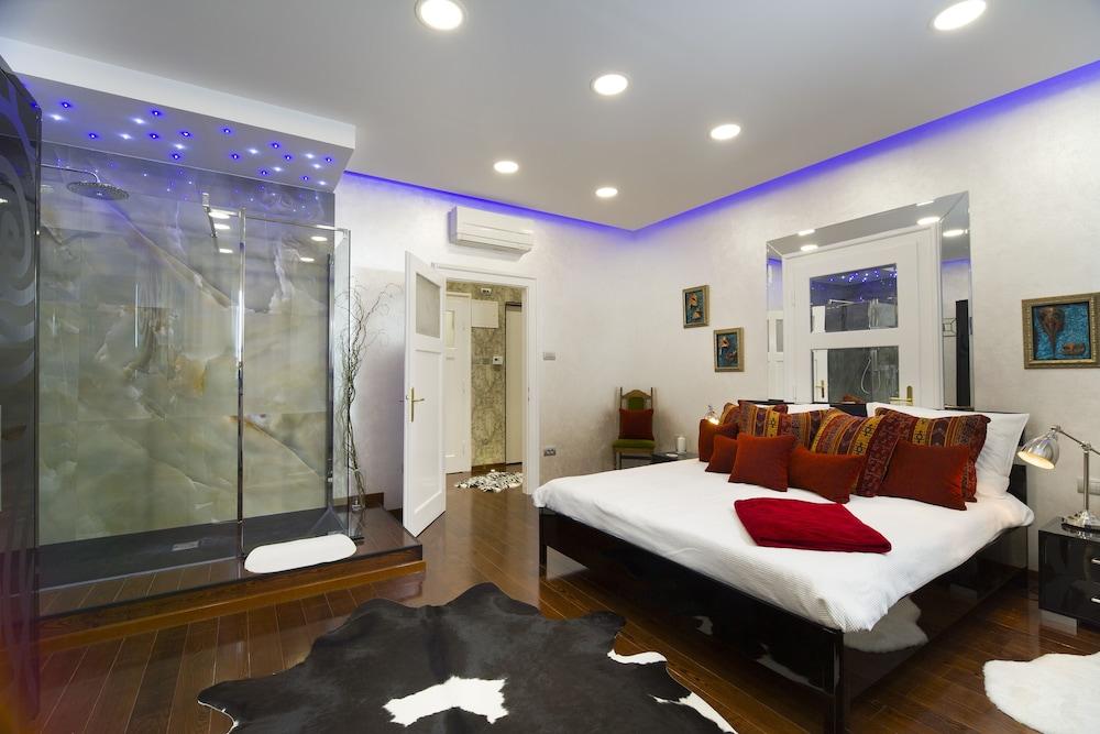 Central Station Art Apartment