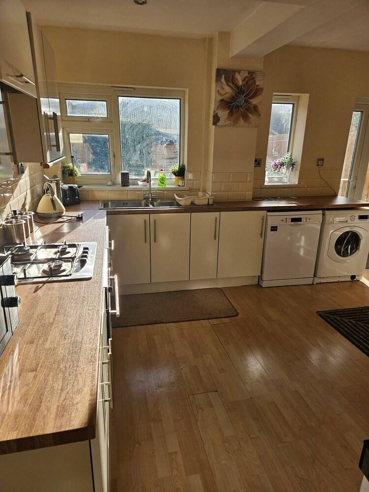 5-bed House With Separate Living Room