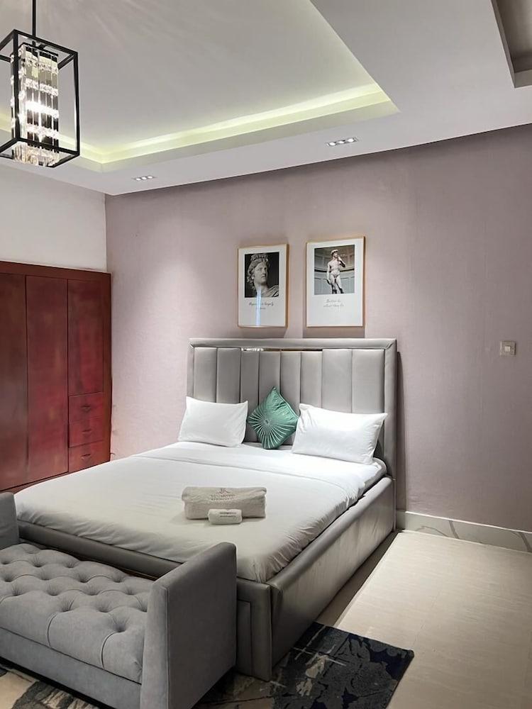 MacDonald Apartments A5