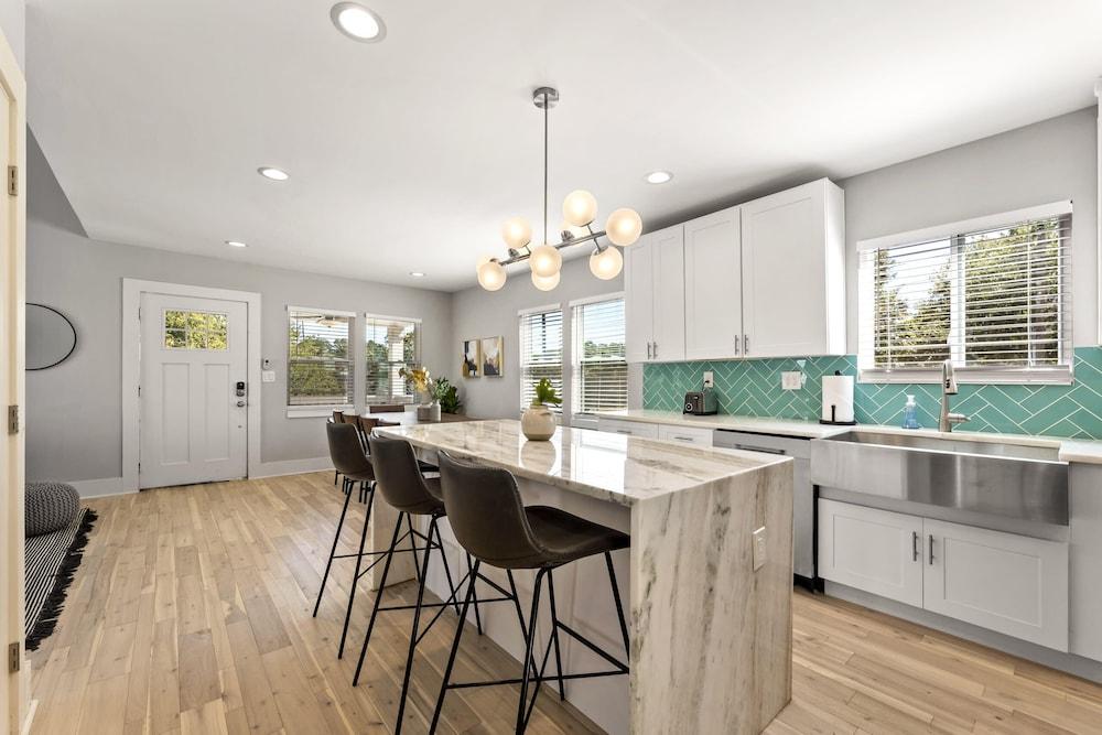 Twin Homes - 8 Bedroom Retreat In Central ATL