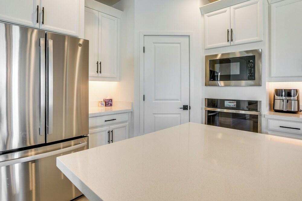 5 Mi to Westgate: Newly Built Glendale Home