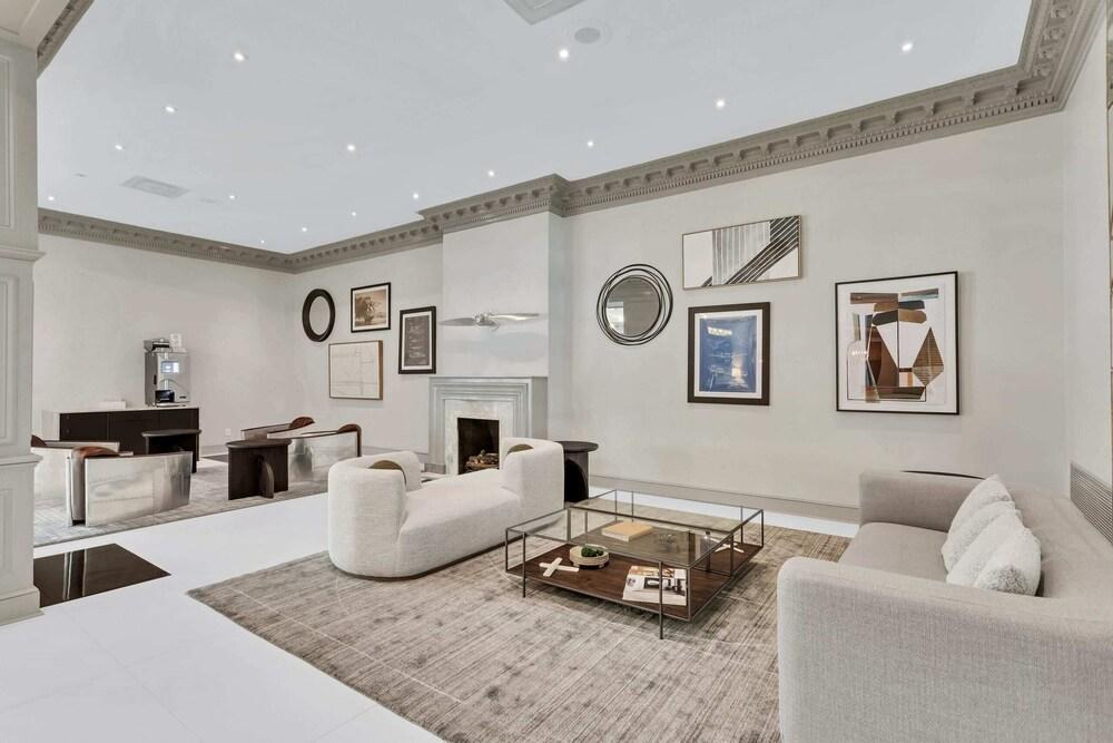 Charming Elegance Crystal City Apartment