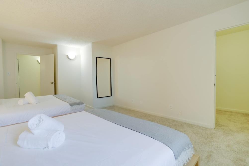 Charming Elegance Crystal City Apartment