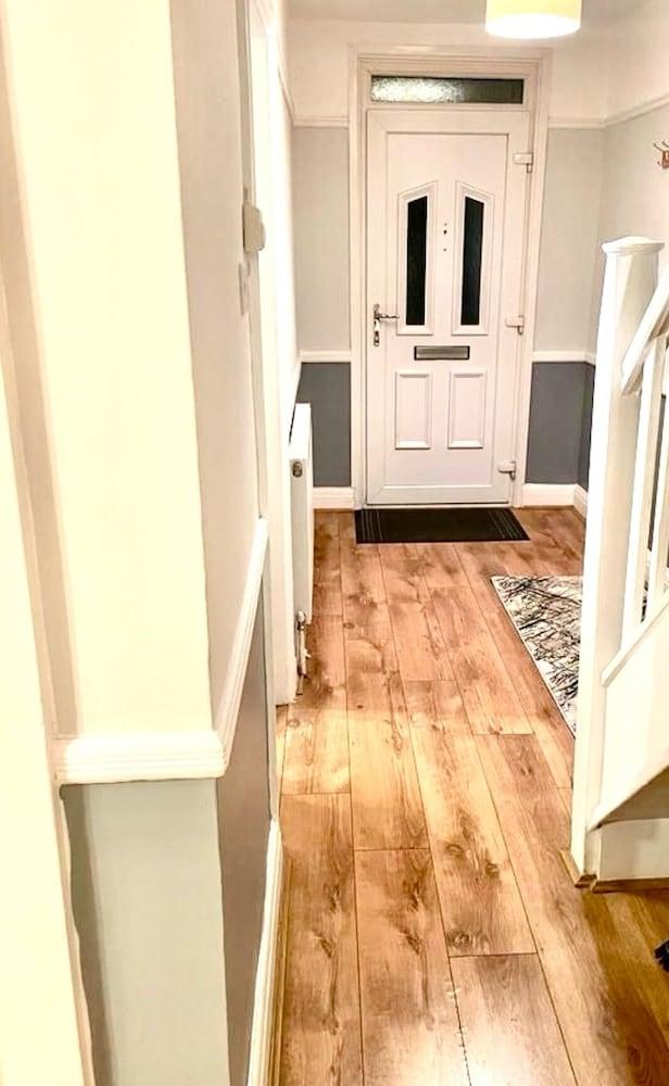 Spacious 3-bed House With Free Parking