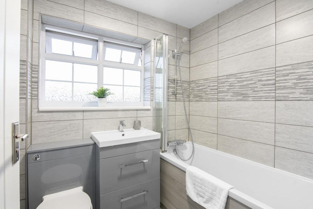 3 Bed House - Sleeps 5 - Garden - Parking