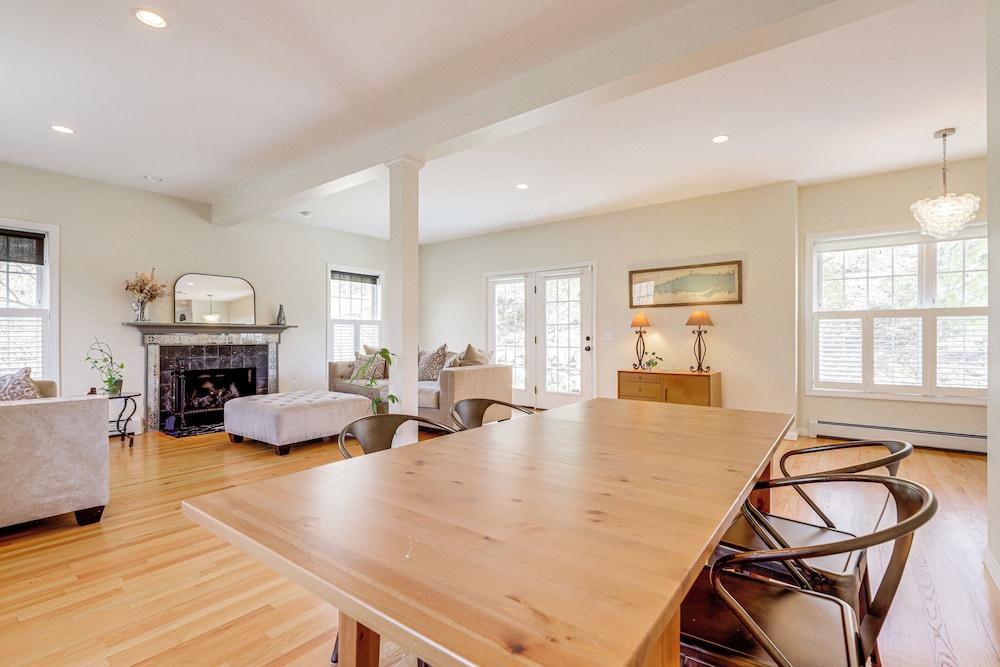 Mystic Retreat w/ Patio & Grill: Walk to River!