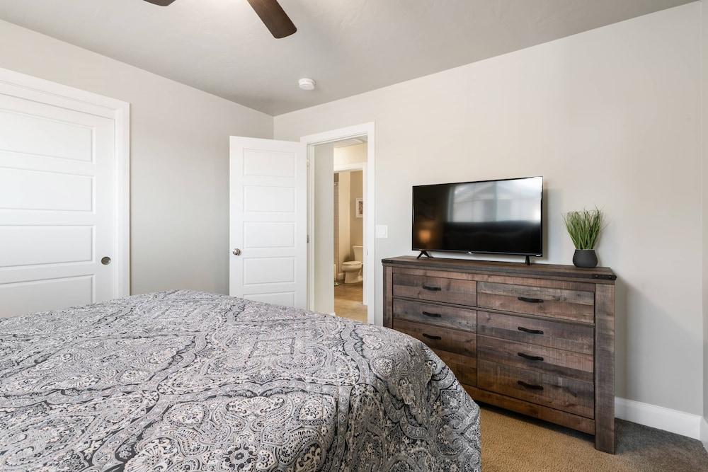 Red Cliffs Getaway 3 Bedroom Townhouse